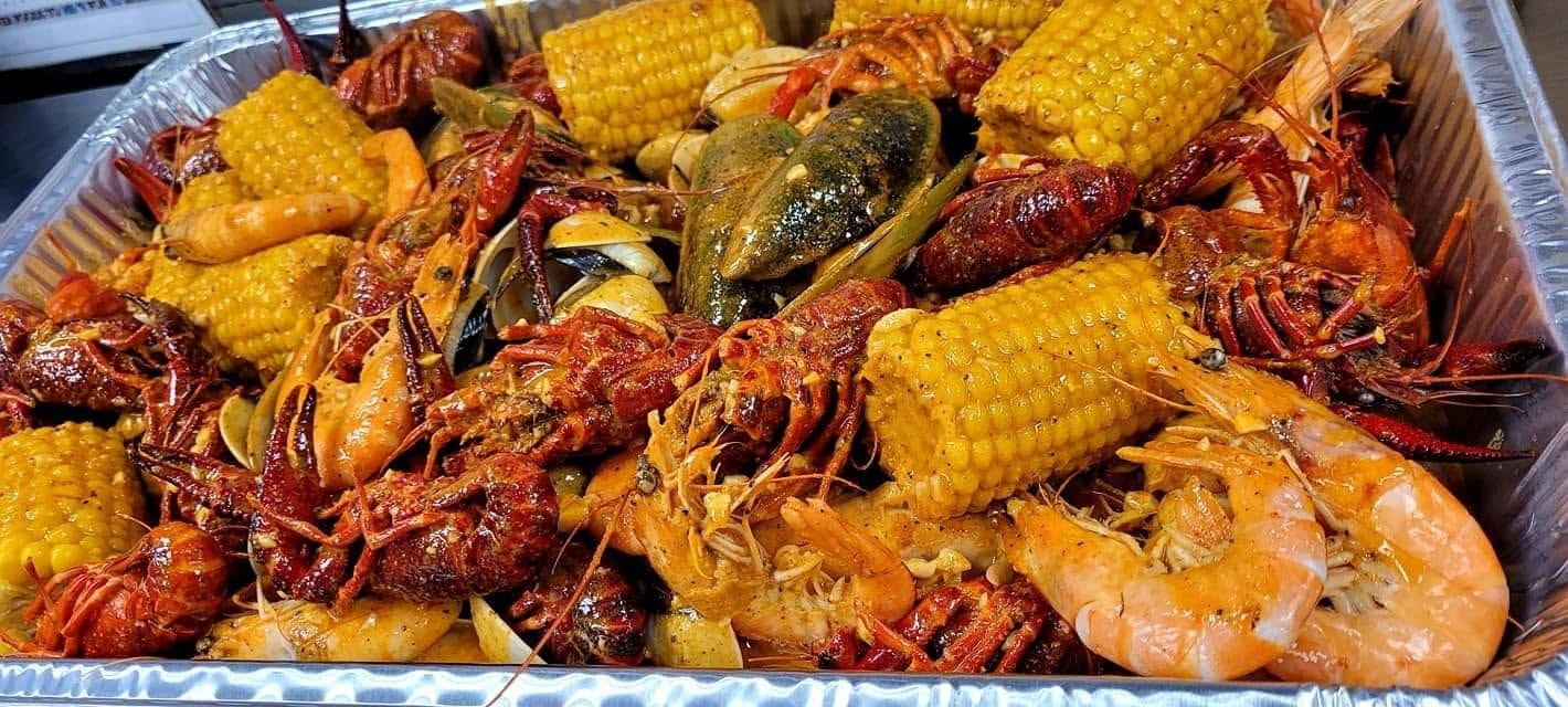4-8 lbs Family Deluxe Party Tray at Boil Bay